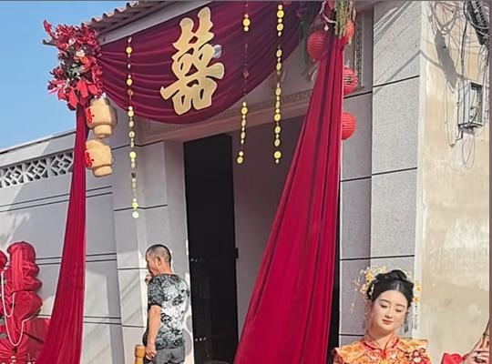 青梅竹馬成伴侶！23歲女大生「嫁給袖珍有錢男」被酸為了錢　她事後「PO一張照片」網全噤聲：是真愛無誤