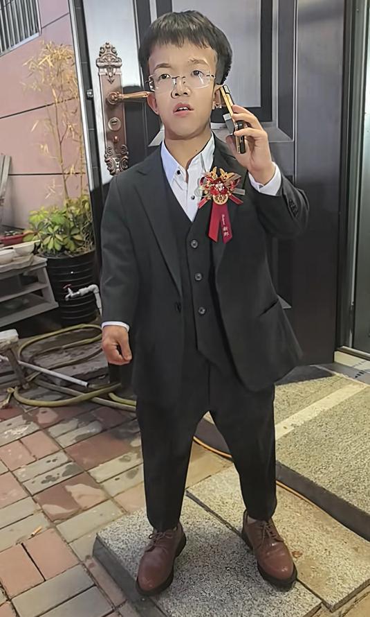青梅竹馬成伴侶！23歲女大生「嫁給袖珍有錢男」被酸為了錢　她事後「PO一張照片」網全噤聲：是真愛無誤