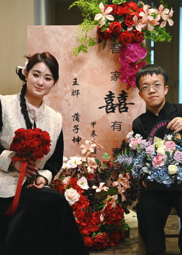 青梅竹馬成伴侶！23歲女大生「嫁給袖珍有錢男」被酸為了錢　她事後「PO一張照片」網全噤聲：是真愛無誤