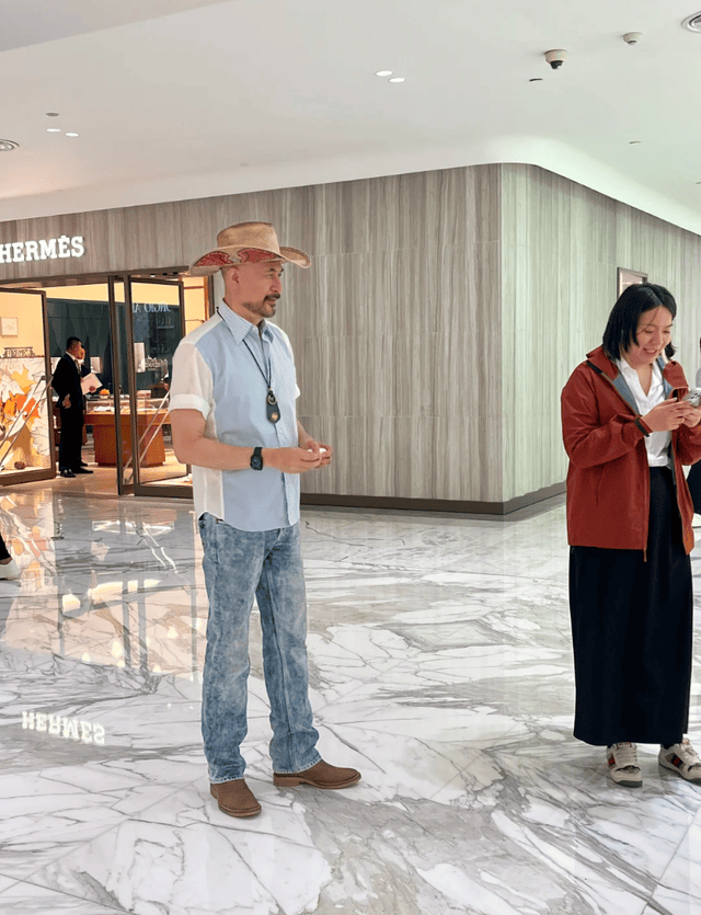 兩度想不開被老婆救回！63歲大咖男星「提前和兒子交代後事」　近況曝光「依舊時尚帥氣」私下親民