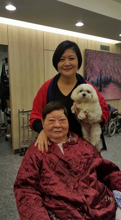 半夜上廁所跌倒！崔佩儀母「重摔腦溢血」急搶救　崩潰「頭骨蓋不回」哭求：一定要救我媽