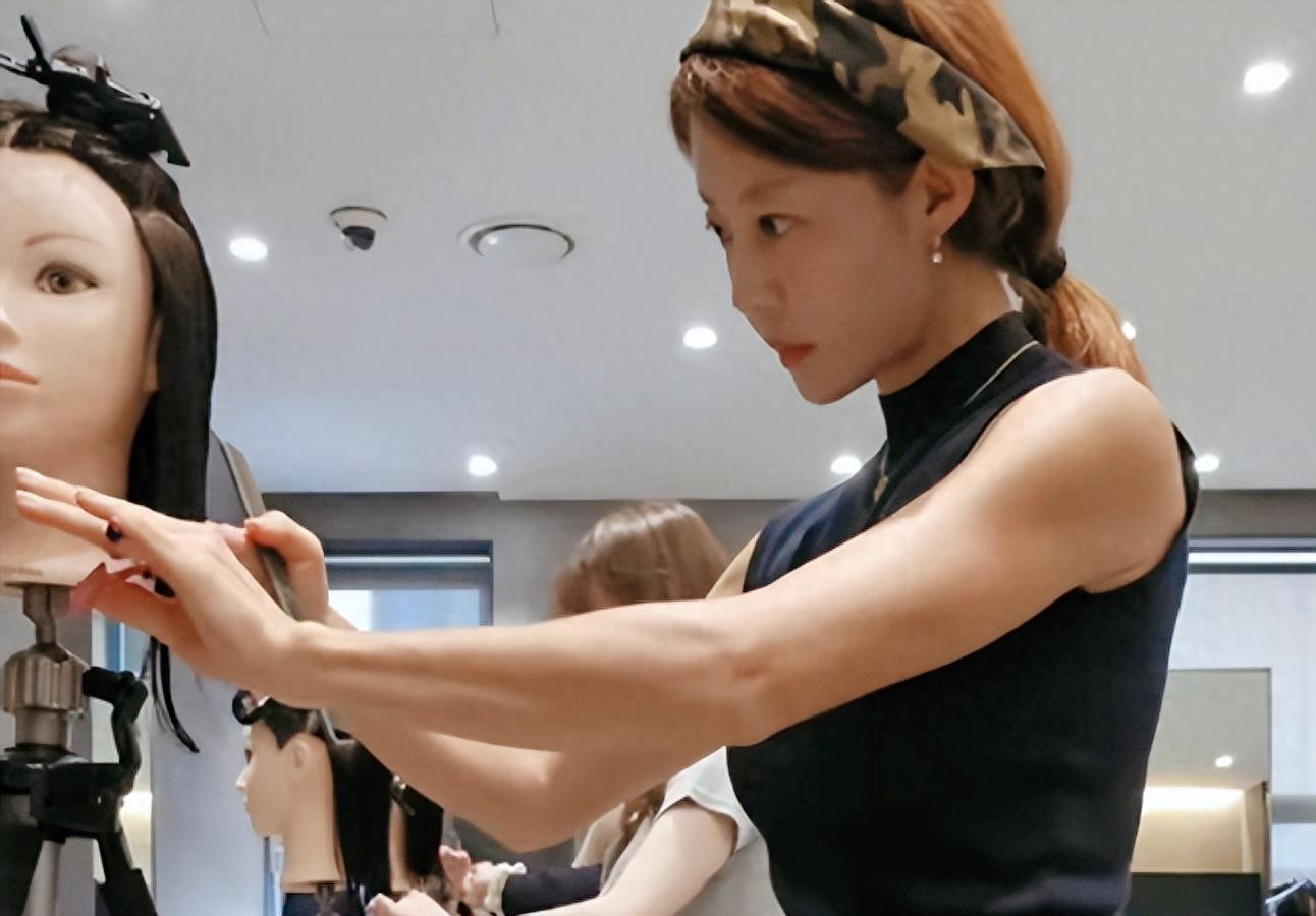 兩段婚姻皆失敗！昔日當紅女星「如今學美髮賺錢維生」　辛苦當單親媽嘆「一毛撫養費都沒拿過」