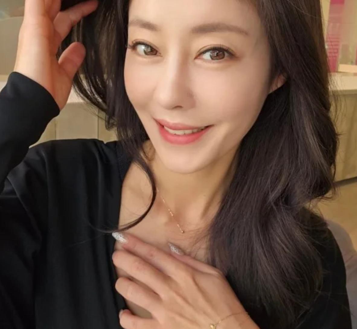 兩段婚姻皆失敗！昔日當紅女星「如今學美髮賺錢維生」　辛苦當單親媽嘆「一毛撫養費都沒拿過」