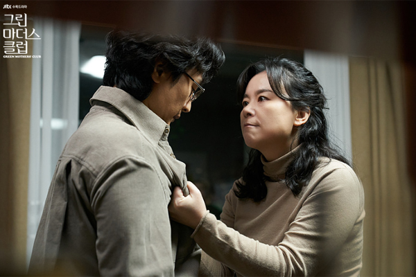 我和老公都不抽煙!家裡明明「只有我們夫妻住」 某天「偶然看到茶几上有煙灰」看監控後沈默了