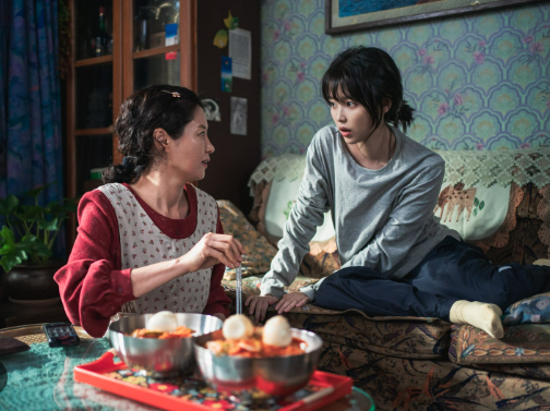 媳婦坐月子我去送雞湯,隔門聽到「媳婦和親家母對話」我在門口淚崩