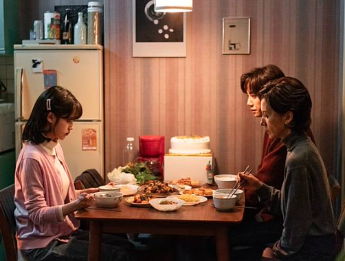 媳婦坐月子我去送雞湯,隔門聽到「媳婦和親家母對話」我在門口淚崩