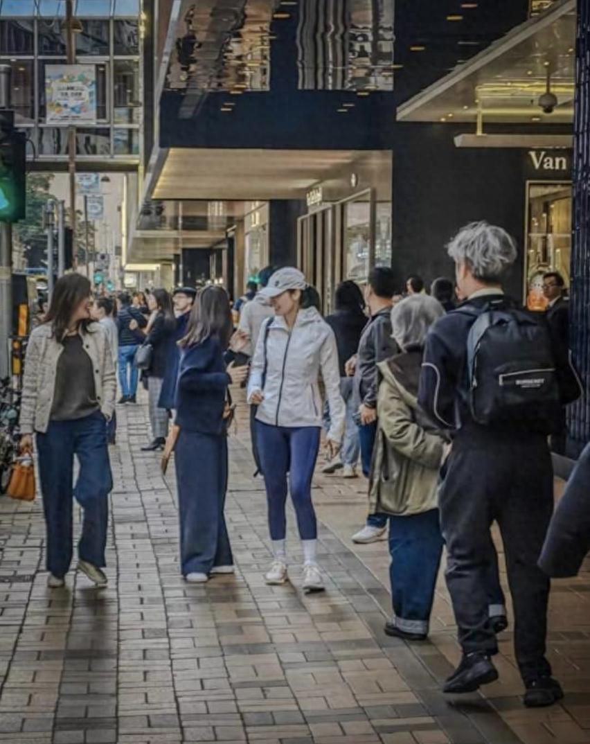 出手超乎常人！街頭捕捉馬尾妹「提4大袋愛馬仕」　消費至少300萬「本尊竟是超大咖女神」：真豪門