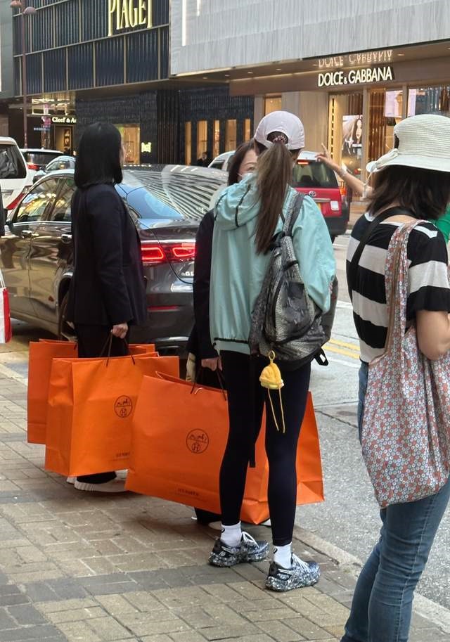 出手超乎常人！街頭捕捉馬尾妹「提4大袋愛馬仕」　消費至少300萬「本尊竟是超大咖女神」：真豪門