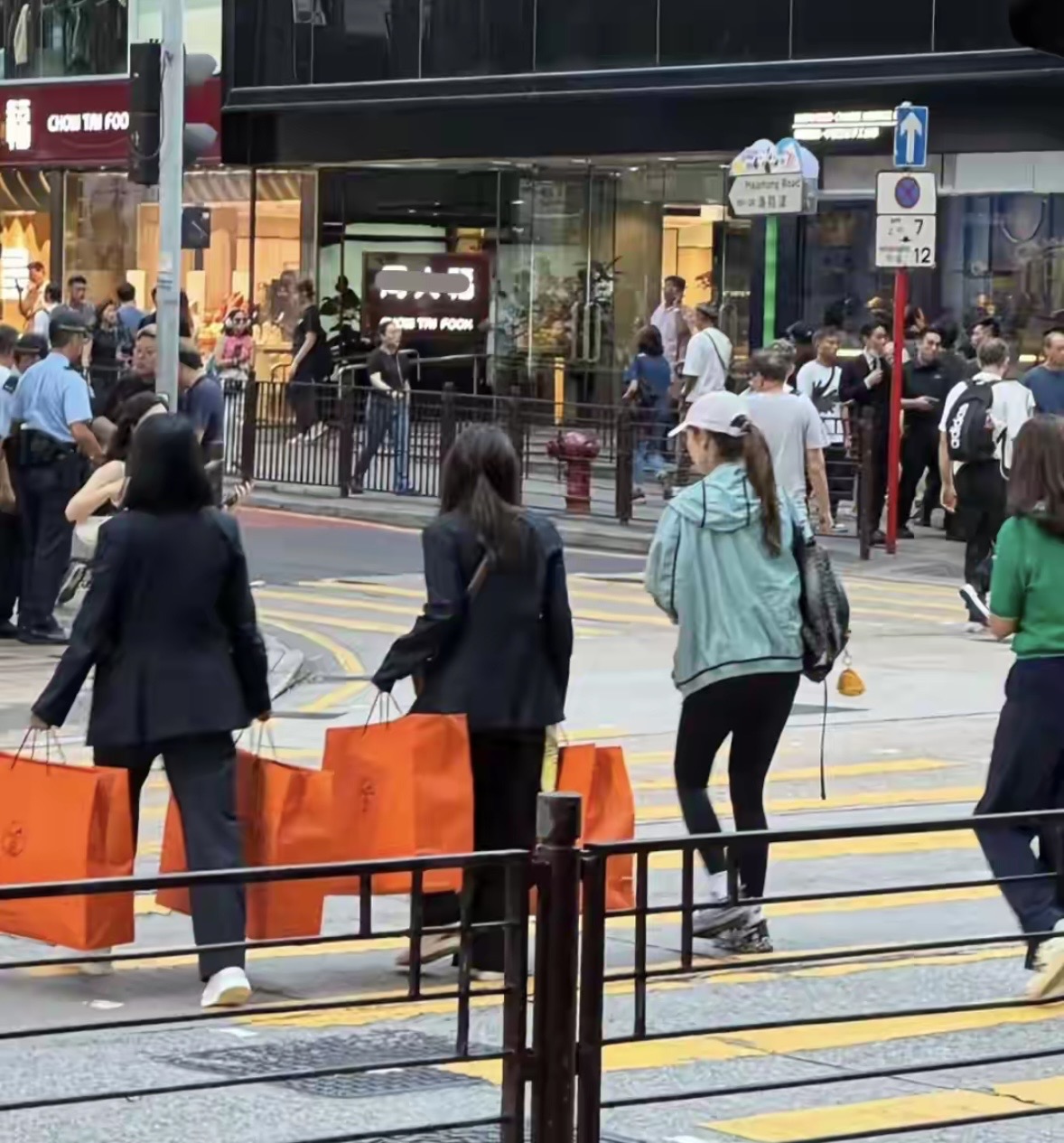 出手超乎常人！街頭捕捉馬尾妹「提4大袋愛馬仕」　消費至少300萬「本尊竟是超大咖女神」：真豪門