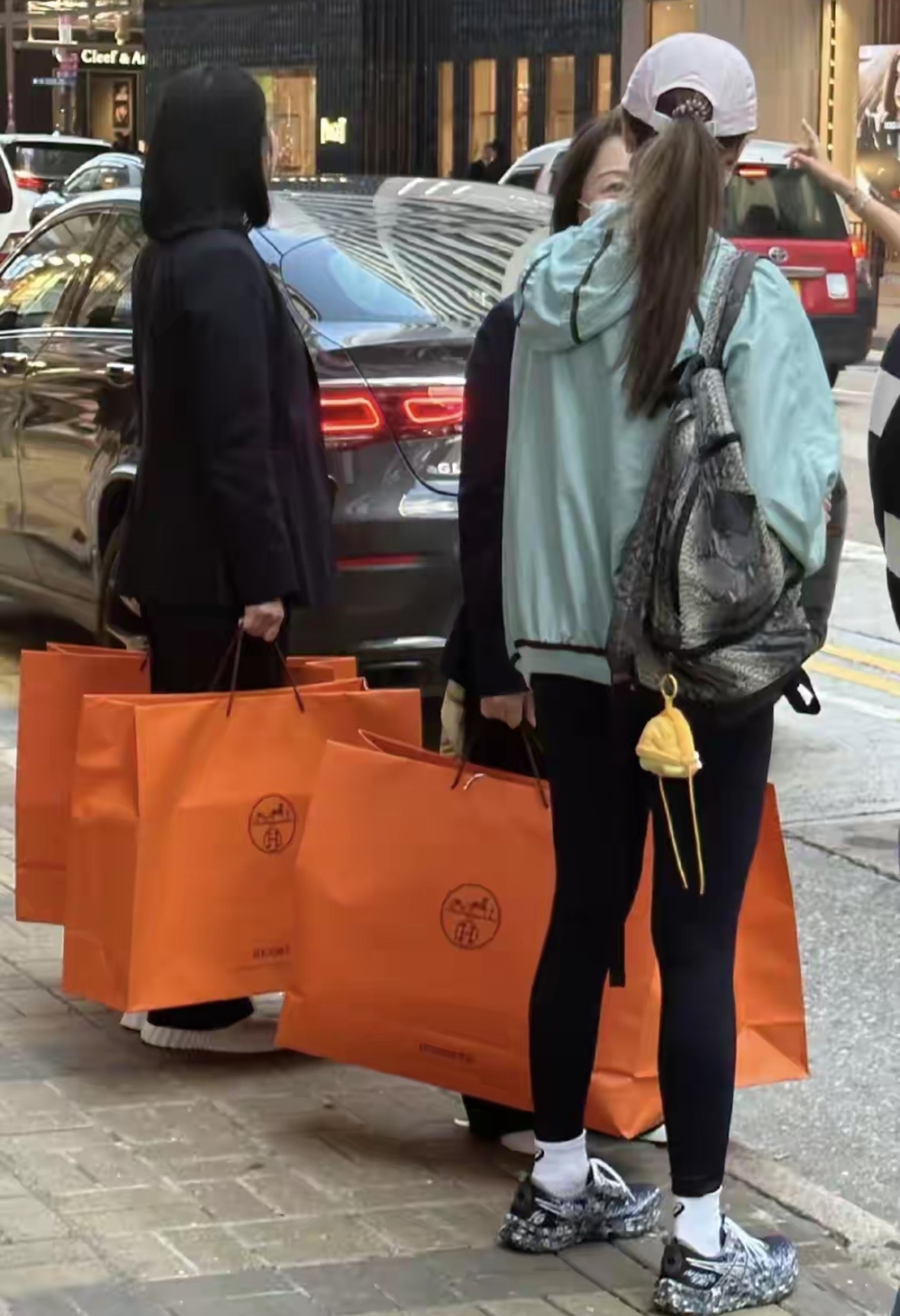 出手超乎常人！街頭捕捉馬尾妹「提4大袋愛馬仕」　消費至少300萬「本尊竟是超大咖女神」：真豪門