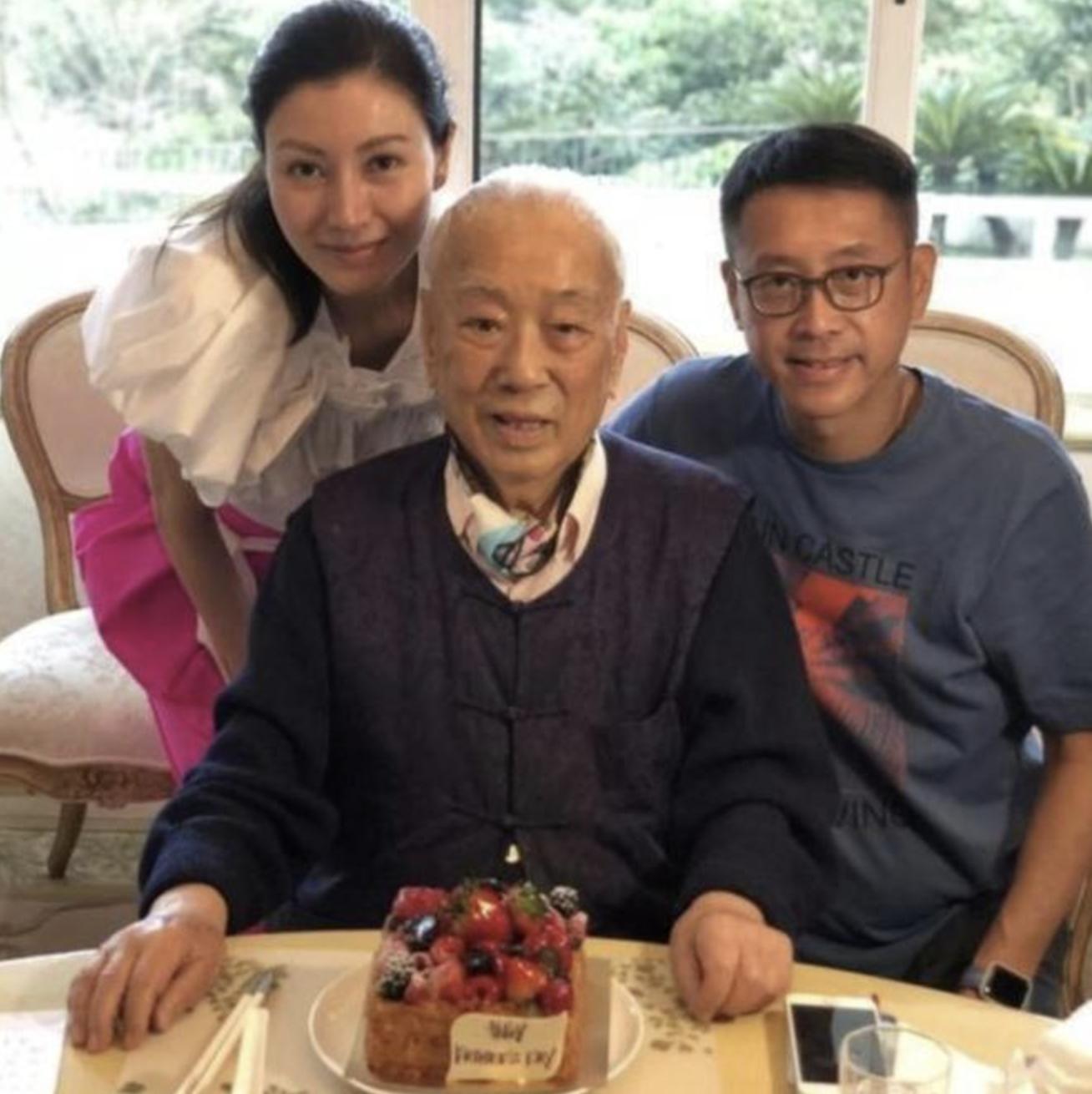 出手超乎常人！街頭捕捉馬尾妹「提4大袋愛馬仕」　消費至少300萬「本尊竟是超大咖女神」：真豪門