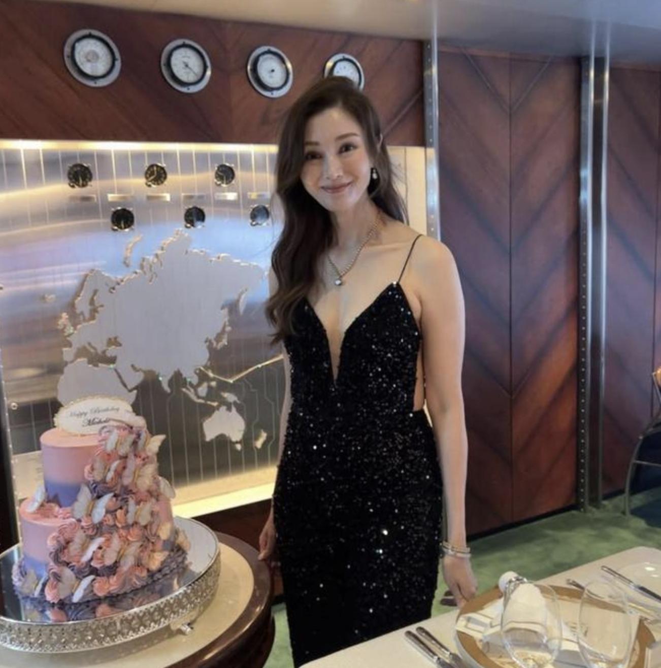 出手超乎常人！街頭捕捉馬尾妹「提4大袋愛馬仕」　消費至少300萬「本尊竟是超大咖女神」：真豪門