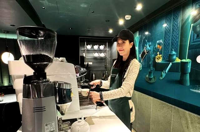 真的是本人！56歲演技派女星「淡出親自煮咖啡」　近照曝光「白滑美肌如少女」看不出年過半百