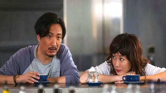 真的是本人！56歲演技派女星「淡出親自煮咖啡」　近照曝光「白滑美肌如少女」看不出年過半百