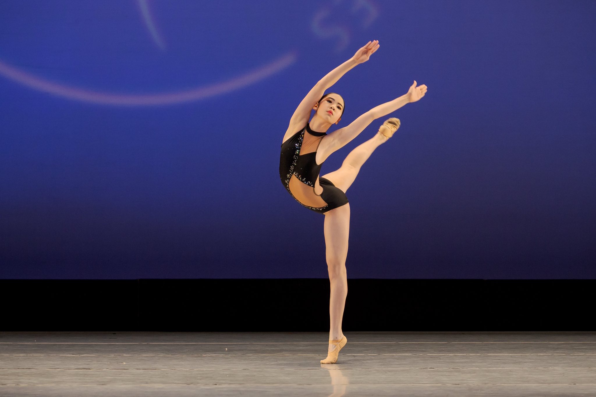 台塑4代公主「絕美舞姿」驚豔國際舞台！　才15歲「遺傳名媛媽大長腿」網狂讚：最美新星誕生！