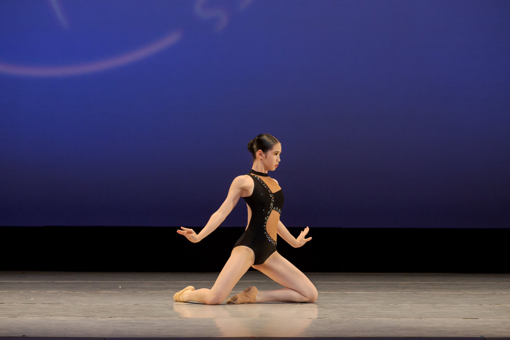 台塑4代公主「絕美舞姿」驚豔國際舞台！　才15歲「遺傳名媛媽大長腿」網狂讚：最美新星誕生！