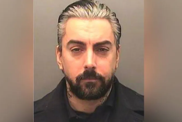 叱吒歌壇!48歲男歌手驚傳「刀片割喉」傷重身亡