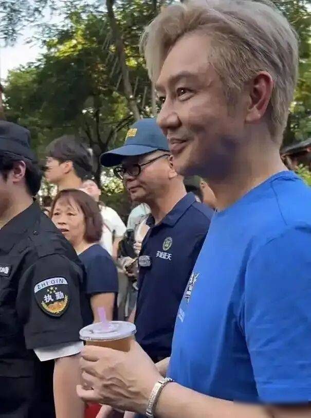 全家只有他在賺!資深演員「養育4孩子」不敢休息 如今現身街頭「斷崖式衰老」網認不出