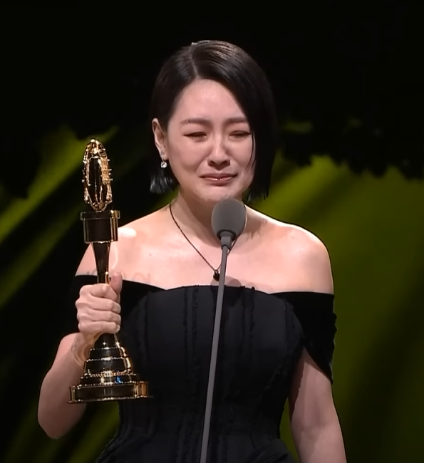 淚奪金鐘最佳主持！小S感謝大S「但獎座沒要獻給妳」　哽咽「講出真心話」全場淚崩