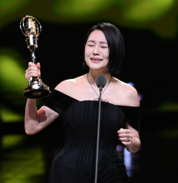 隔20年再奪金鐘！小S遭酸「靠姊姊過世拿安慰獎」評審說出真相了