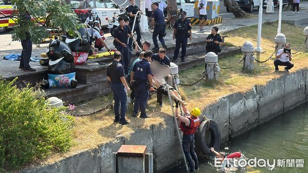 跟閻王搶命！高雄橋上「黑影墜愛河」痛苦掙扎　他二話不說「跳水救人」身分曝光被大讚