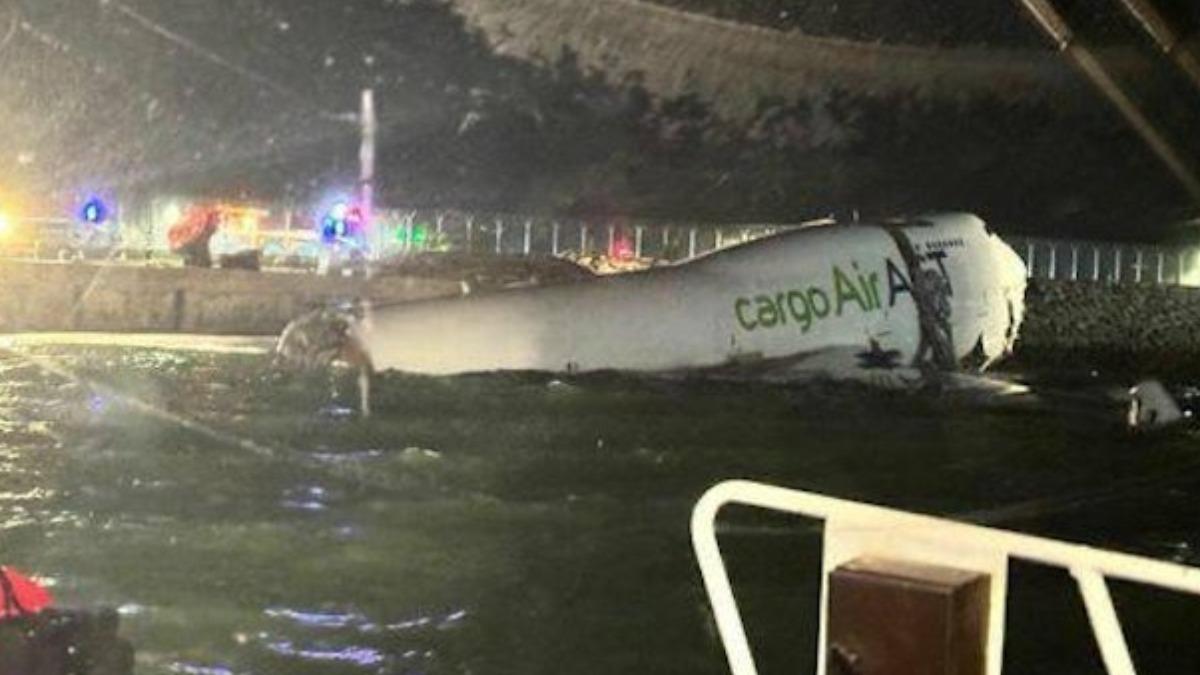 快訊／飛機驚傳「衝出跑道墜海」罹難人數曝光！醫護狂奔現場搶救