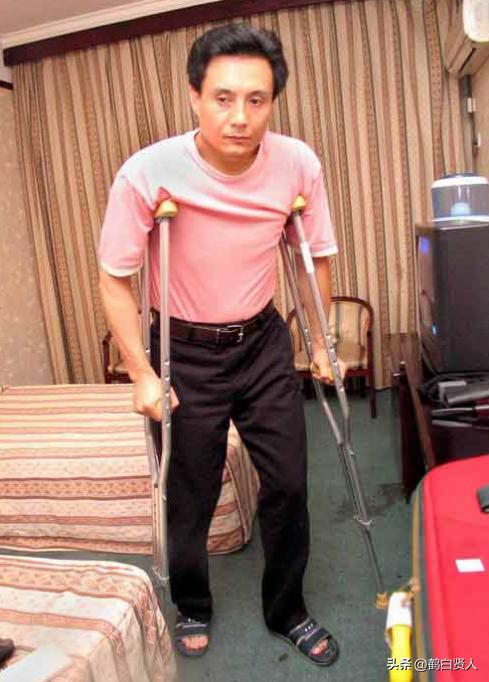 演藝事業全毀！68歲老戲骨「被謝霆鋒打成重傷」　前妻6度流產離婚「如今靠賣滷肉維生」...