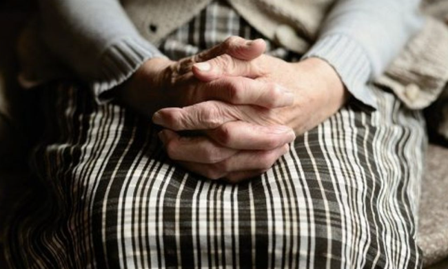 丈夫背著我「偷轉175萬給婆婆」全為了小舅子！隔天出車禍「我立刻放棄治療」：讓他死吧