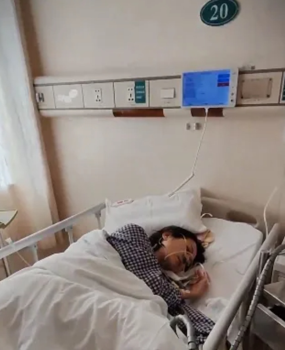 拍節目出事了！大咖女主持「跪地緊急送醫」　現場目睹「那邊腫如雞蛋」