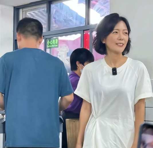 拍節目出事了！大咖女主持「跪地緊急送醫」　現場目睹「那邊腫如雞蛋」