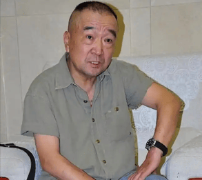曾紅遍全台灣！78歲老戲骨「不拍綜藝、廣告」消失演藝圈　被拍到「喝10元桶裝水度日」近況曝光
