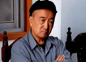 曾紅遍全台灣！78歲老戲骨「不拍綜藝、廣告」消失演藝圈　被拍到「喝10元桶裝水度日」近況曝光
