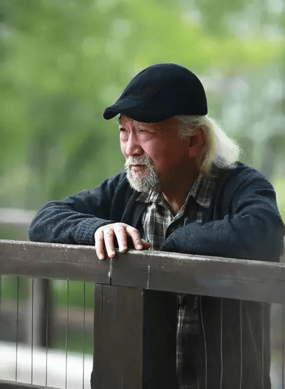 曾紅遍全台灣！78歲老戲骨「不拍綜藝、廣告」消失演藝圈　被拍到「喝10元桶裝水度日」近況曝光