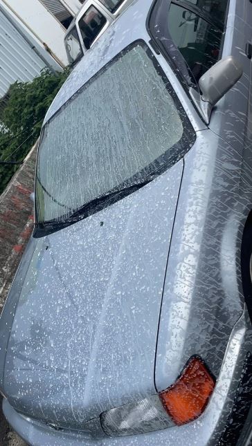 愛車「全是白色液體」車主看傻！兇手女友認了：「沒想到量這麼多」