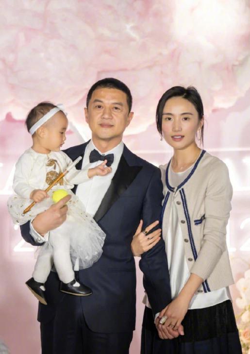 宣布離婚小19歲嫩妻！54歲資深男星「憔悴現身被偶遇」　曾娶走天后「兩段婚姻終究遺憾收場」　