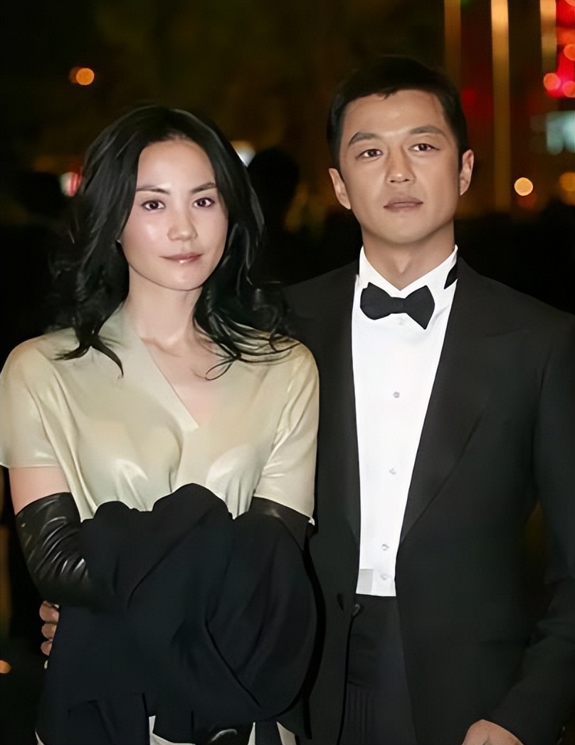 宣布離婚小19歲嫩妻！54歲資深男星「憔悴現身被偶遇」　曾娶走天后「兩段婚姻終究遺憾收場」　