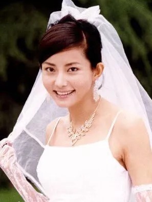 33歲穿婚紗離開！前男友黃曉明差點崩潰　葬禮現場范冰冰強忍悲痛「千萬粉絲含淚送別」：一路好走