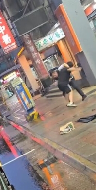桃園客運爆全武行！司機「扛起學生怒摔飛」鼻血狂流　他仍不停手「一句話成導火線」