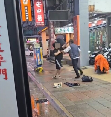 桃園客運爆全武行！司機「扛起學生怒摔飛」鼻血狂流　他仍不停手「一句話成導火線」