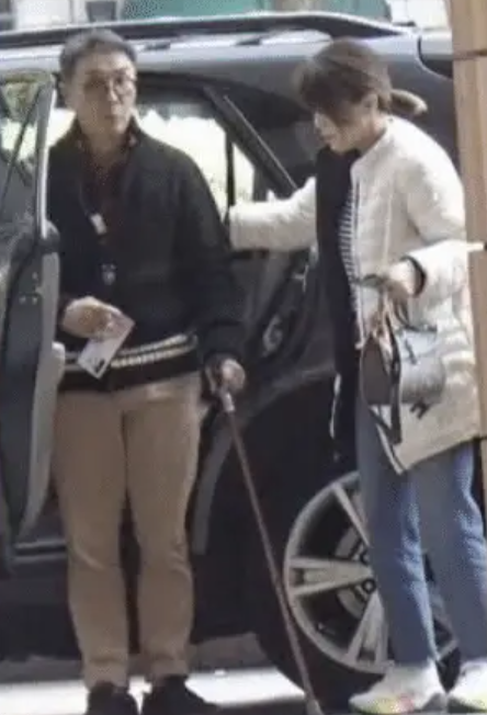 撐拐杖現身驚傳中風！76歲老戲骨「最新近照曝光」網一看愣住：真的瘦了...