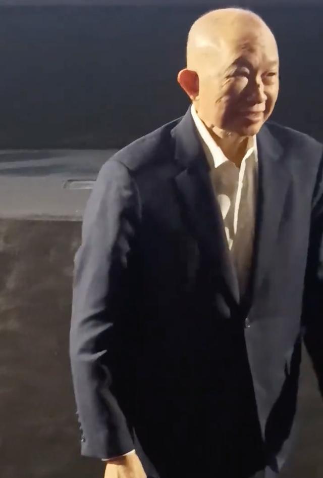 曾被診斷出癌症!79歲影劇界傳奇「坐輪椅、拄拐杖現身」 需他人攙扶引擔憂「狀態大不如前」
