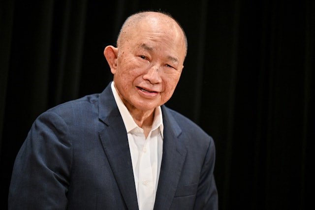 曾被診斷出癌症!79歲影劇界傳奇「坐輪椅、拄拐杖現身」 需他人攙扶引擔憂「狀態大不如前」