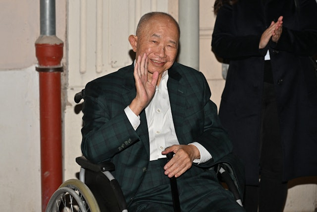 曾被診斷出癌症!79歲影劇界傳奇「坐輪椅、拄拐杖現身」 需他人攙扶引擔憂「狀態大不如前」