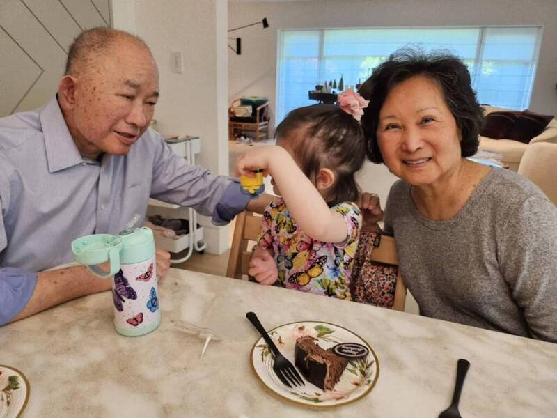曾被診斷出癌症!79歲影劇界傳奇「坐輪椅、拄拐杖現身」 需他人攙扶引擔憂「狀態大不如前」