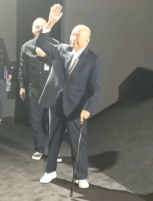 曾被診斷出癌症!79歲影劇界傳奇「坐輪椅、拄拐杖現身」 需他人攙扶引擔憂「狀態大不如前」