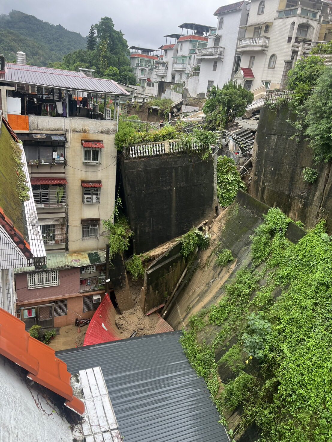 連日大雨侵襲!新店社區「整片擋土牆崩塌」 住戶有家歸不得「侯友宜緊急回應了」