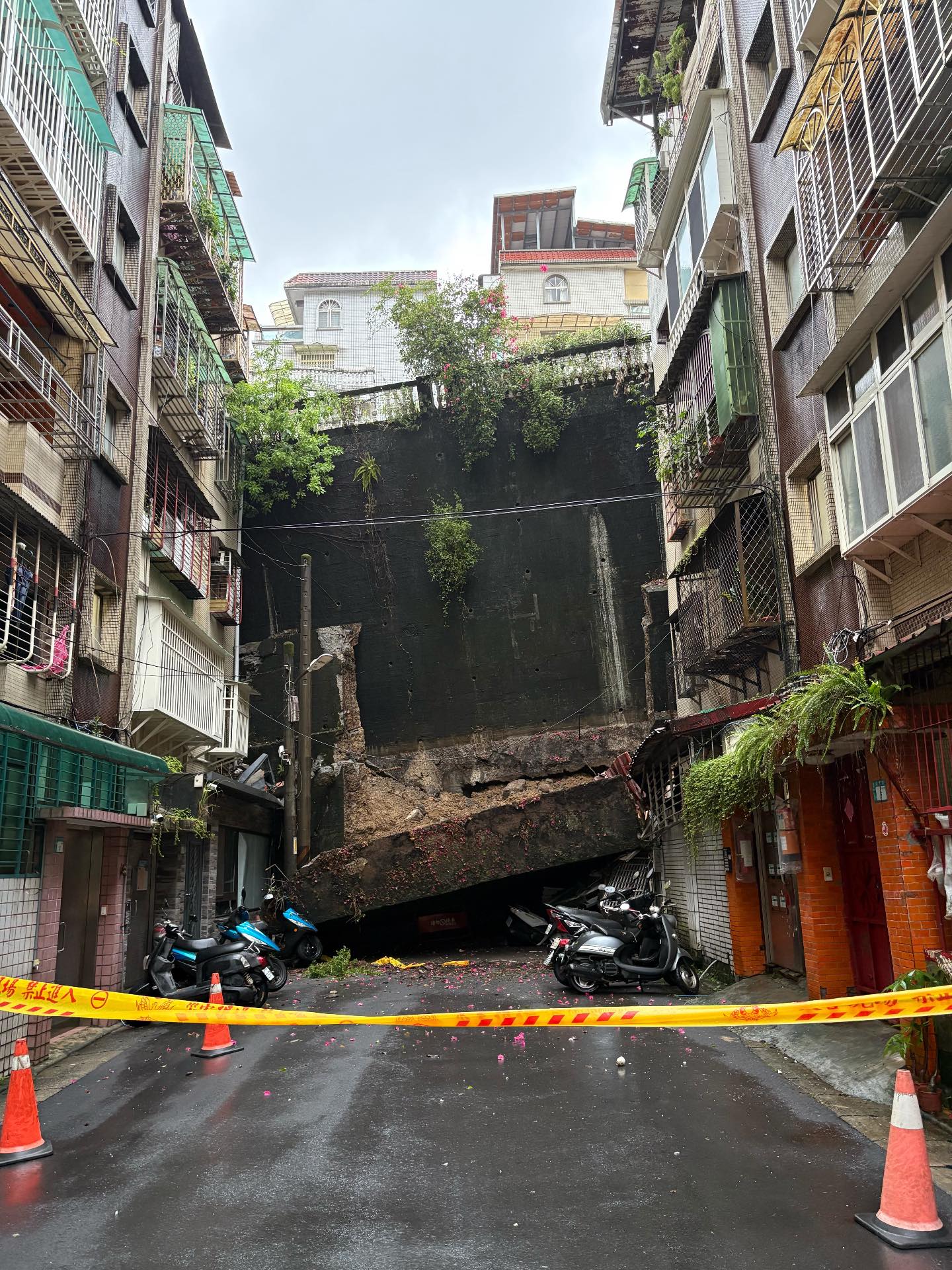 連日大雨侵襲!新店社區「整片擋土牆崩塌」 住戶有家歸不得「侯友宜緊急回應了」