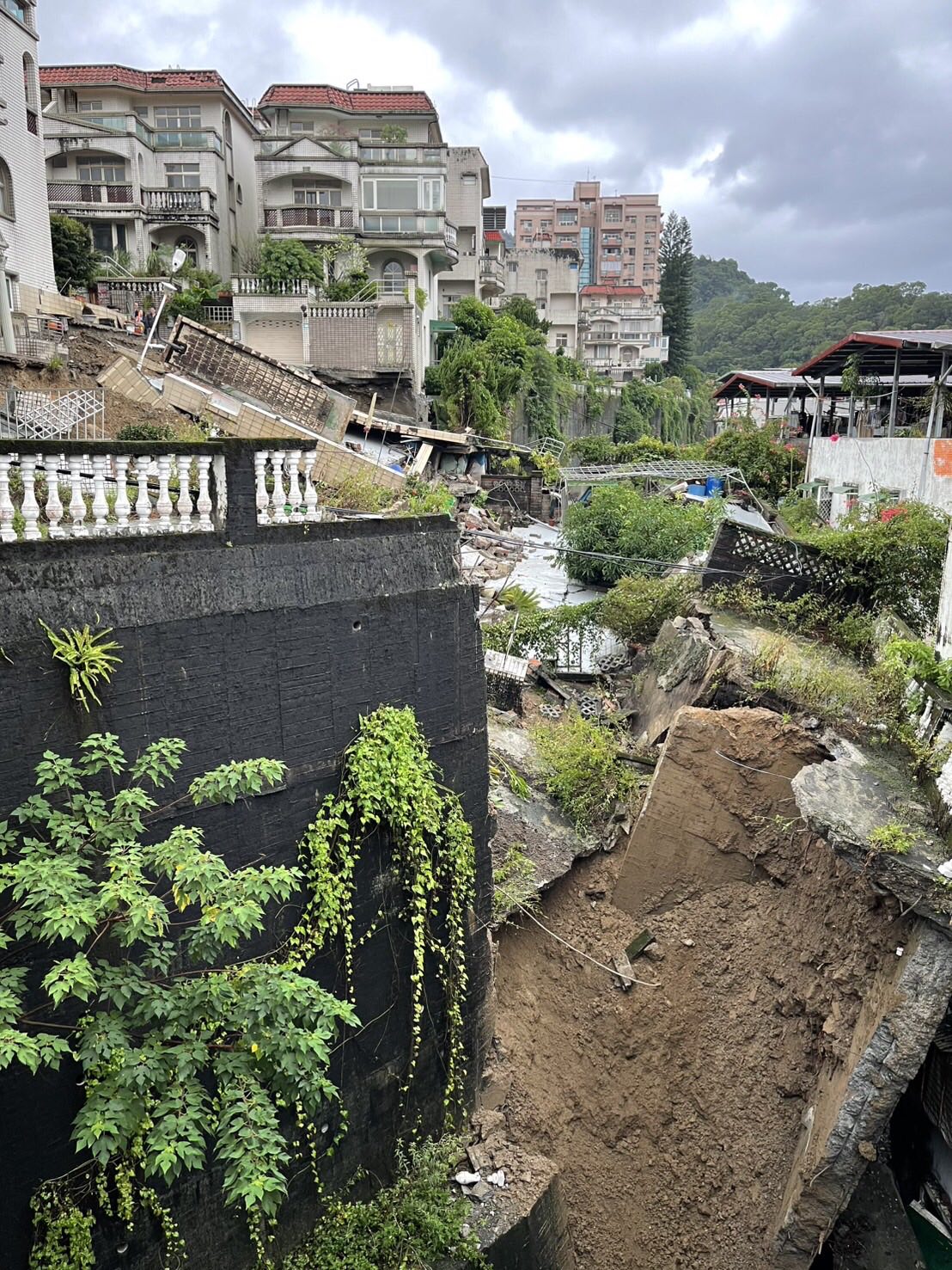 連日大雨侵襲!新店社區「整片擋土牆崩塌」 住戶有家歸不得「侯友宜緊急回應了」