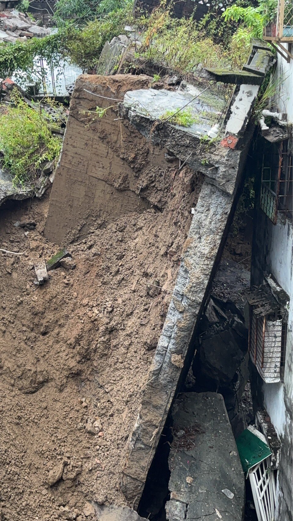 連日大雨侵襲!新店社區「整片擋土牆崩塌」 住戶有家歸不得「侯友宜緊急回應了」
