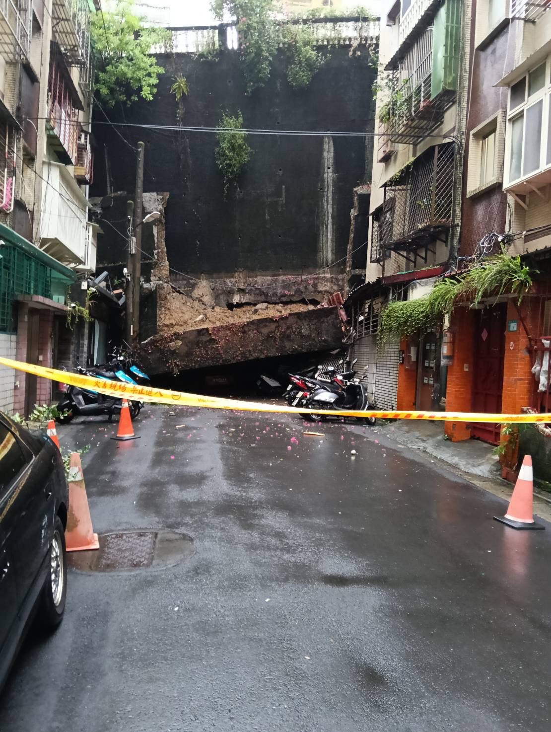 連日大雨侵襲!新店社區「整片擋土牆崩塌」 住戶有家歸不得「侯友宜緊急回應了」